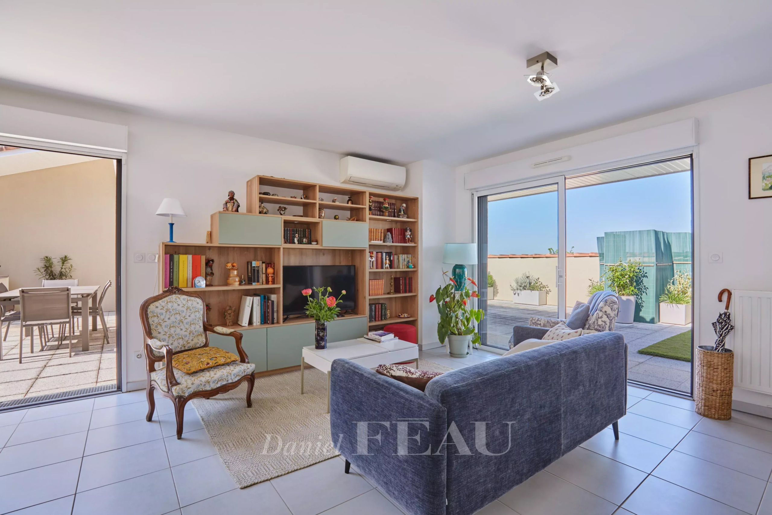 Appartement moderne à Aix-en-Provence Intérieur d'un appartement à Aix-en-Provence avec salon lumineux et accès à une terrasse.