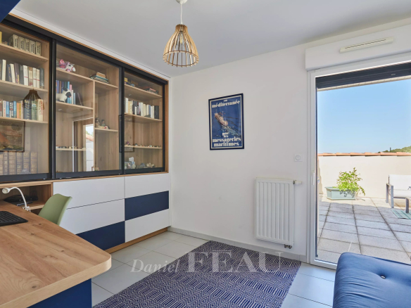 Intérieur d'un appartement à Aix-en-Provence avec bureau et accès à une terrasse.