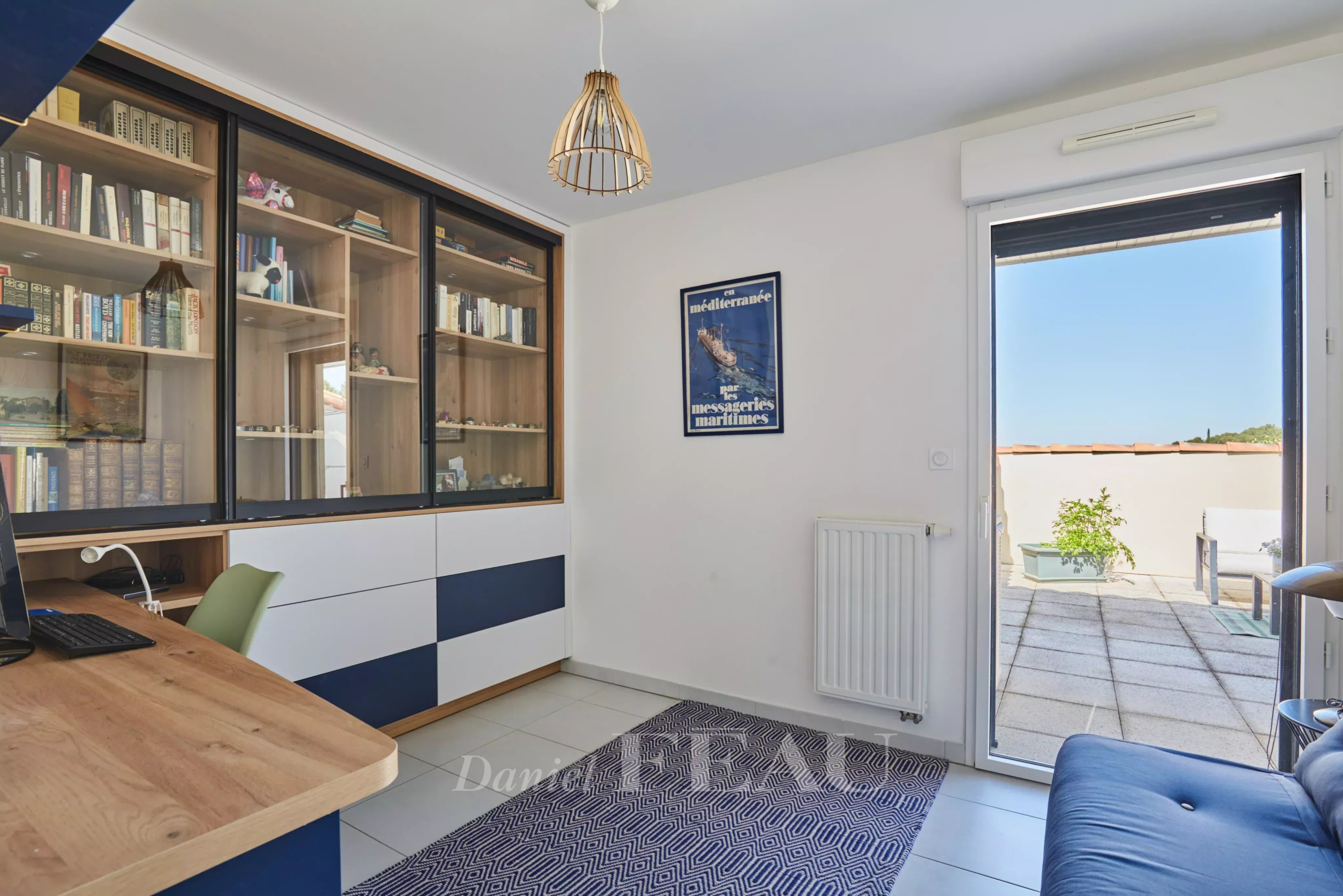 Appartement à Aix-en-Provence Intérieur d'un appartement à Aix-en-Provence avec bureau et accès à une terrasse.