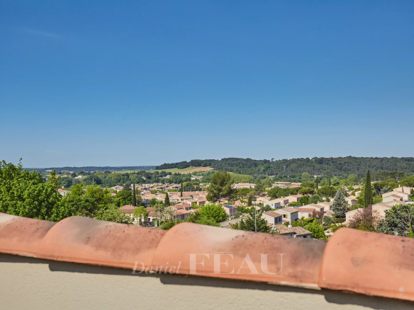 Vue dégagée sur les collines depuis une terrasse d'appartement à Aix-en-Provence.