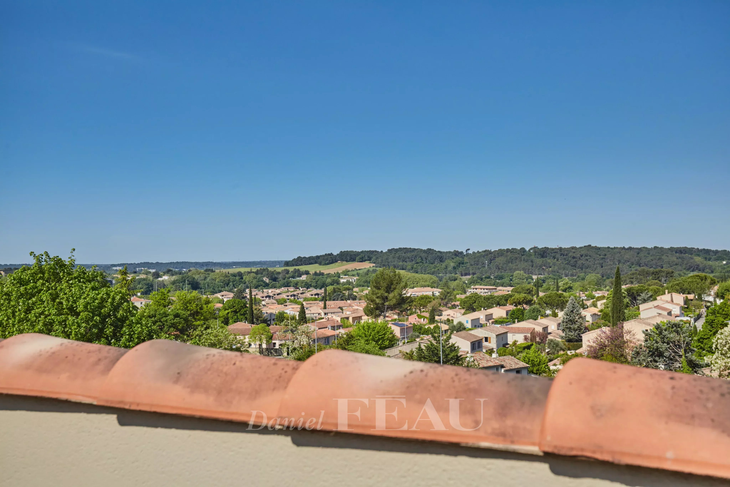 Vue depuis la terrasse d’un appartement Vue dégagée sur les collines depuis une terrasse d'appartement à Aix-en-Provence.