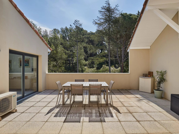 Terrasse spacieuse d'un appartement à Aix-en-Provence avec vue sur les collines.