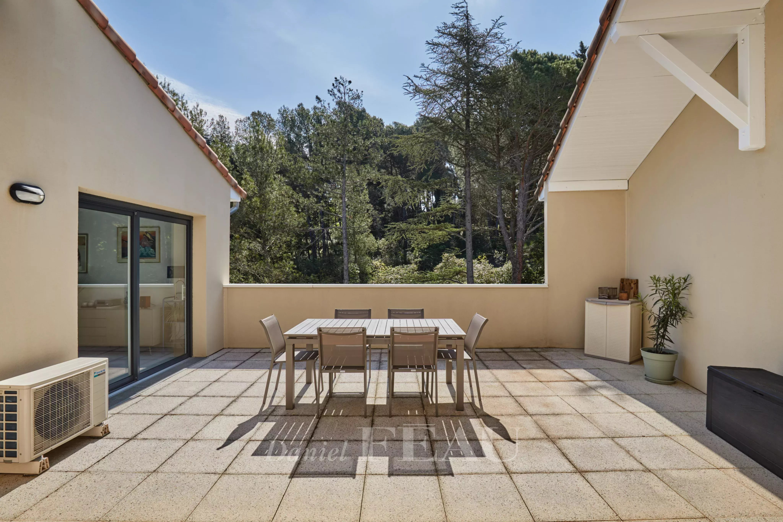 Terrasse d’appartement à Aix-en-Provence Terrasse spacieuse d'un appartement à Aix-en-Provence avec vue sur les collines.