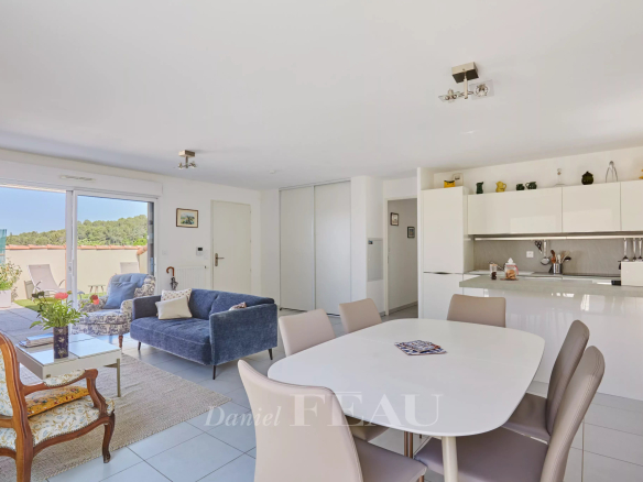 Intérieur d'un appartement moderne avec cuisine ouverte et coin salon, Aix-en-Provence.