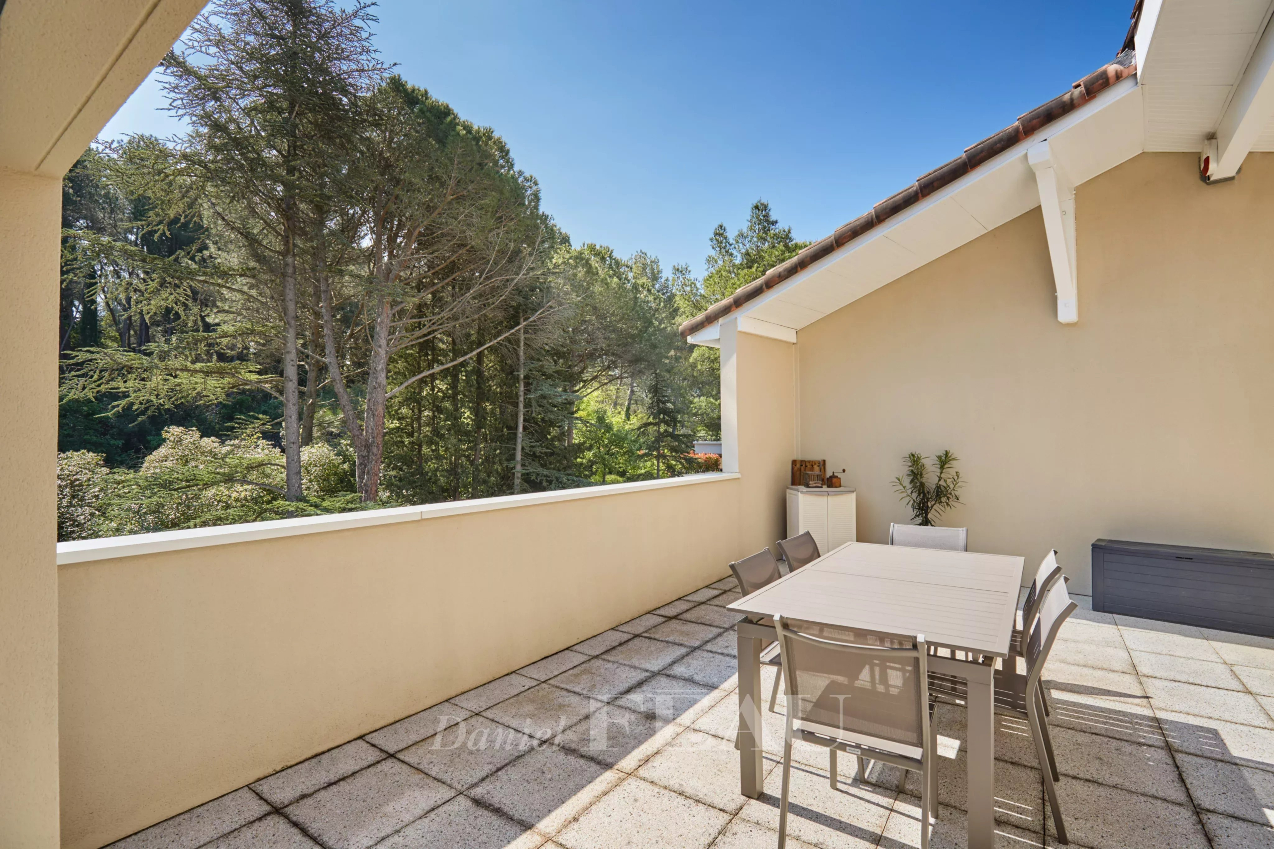 Terrasse d’appartement à Aix-en-Provence Terrasse d'un appartement à Aix-en-Provence avec mobilier de jardin et vue sur la nature.