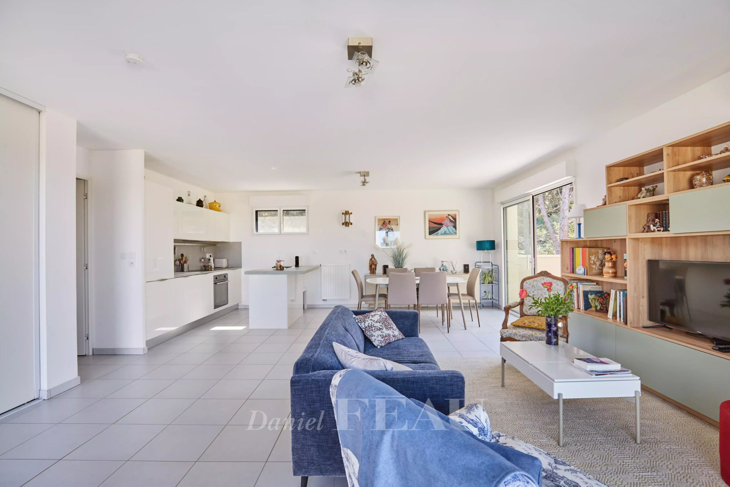 Appartement moderne à Aix-en-Provence Intérieur d'un appartement moderne avec salon, cuisine ouverte et accès à une terrasse.