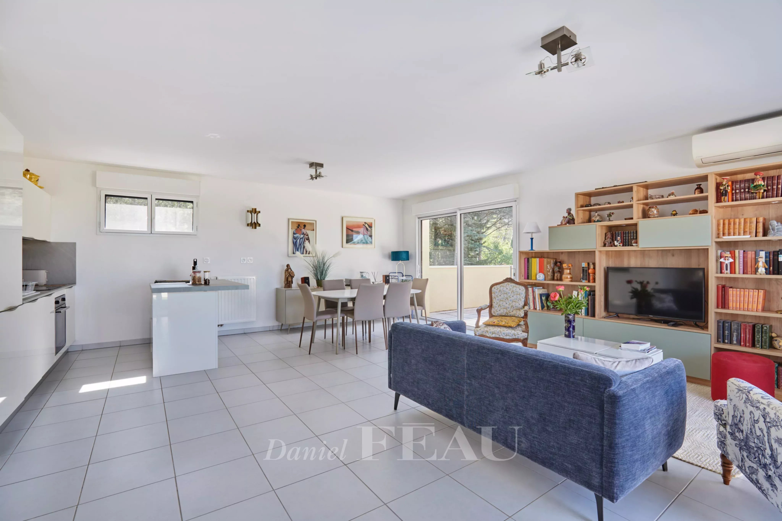 Appartement moderne à Aix-en-Provence Intérieur d'un appartement moderne avec salon, salle à manger et accès à une terrasse.