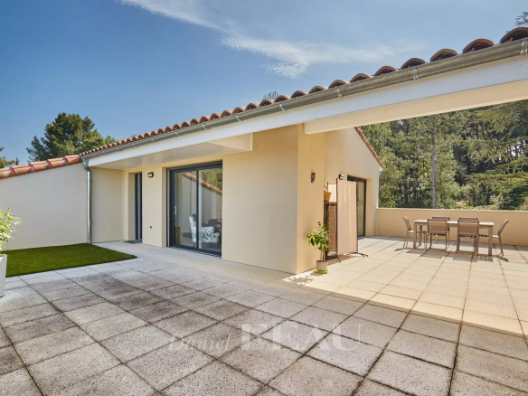 Appartement avec terrasse à Aix-en-Provence, vue dégagée sur les collines.