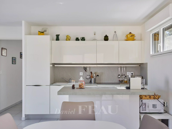 Cuisine moderne et lumineuse d'un appartement à Aix-en-Provence.
