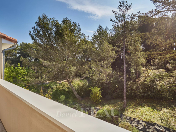 Vue depuis la terrasse d'un appartement à Aix-en-Provence, avec des arbres et un espace vert.