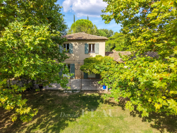 Maison familiale en bastide provençale entourée d'un parc paysager à Aix-en-Provence.