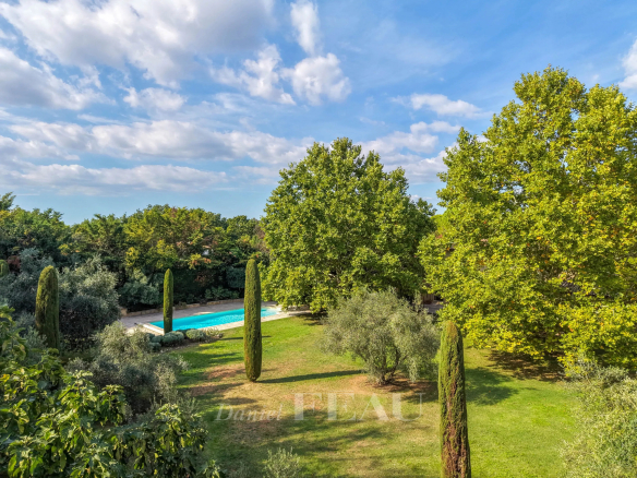 Vue d'ensemble d'une bastide provençale avec piscine et parc paysager à Aix-en-Provence.