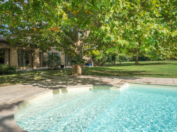 Bastide provençale avec piscine dans un parc paysager à Aix-en-Provence.