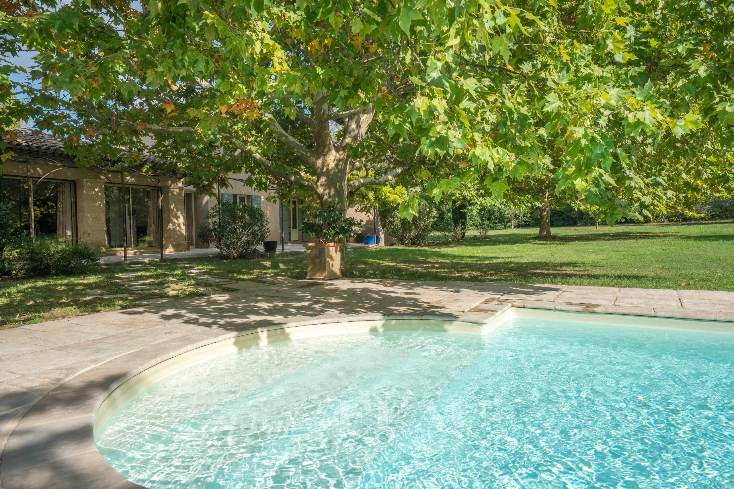 Bastide provençale avec piscine dans un parc paysager à Aix-en-Provence.