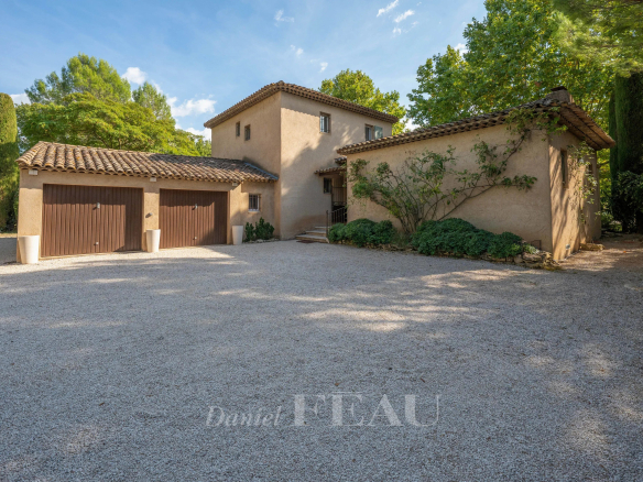 Bastide provençale avec parc paysager à Aix-en-Provence, secteur Célony.