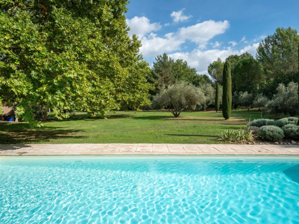 Vue d'une piscine avec un parc paysager en arrière-plan, Aix-en-Provence.