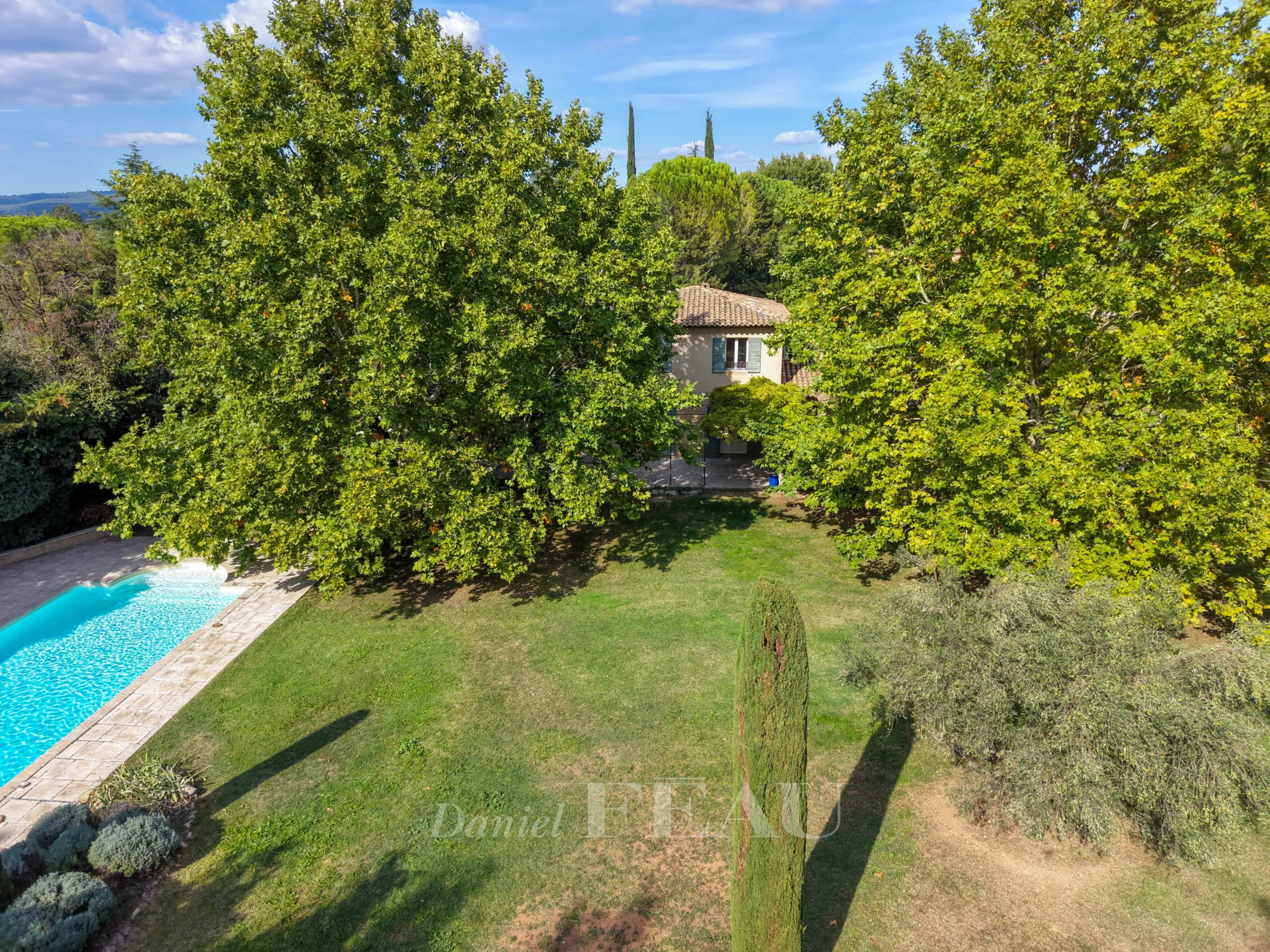 Vue aérienne d'une bastide provençale avec piscine et parc paysager à Aix-en-Provence.