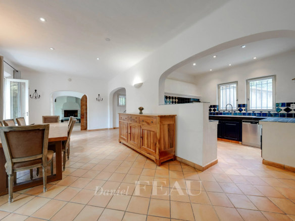 Intérieur d'une bastide provençale avec salle à manger et cuisine ouverte.