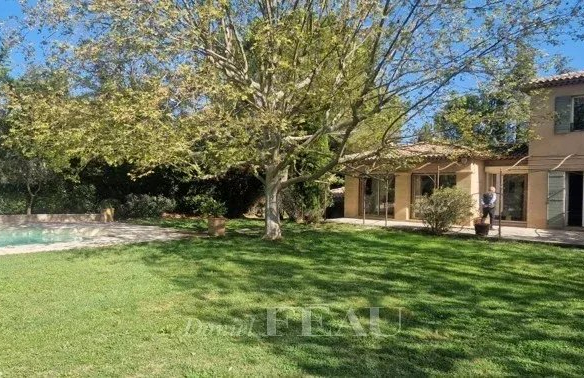 Bastide provençale avec parc paysager et piscine à Aix-en-Provence.