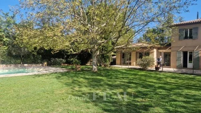 Bastide provençale avec parc paysager et piscine à Aix-en-Provence.