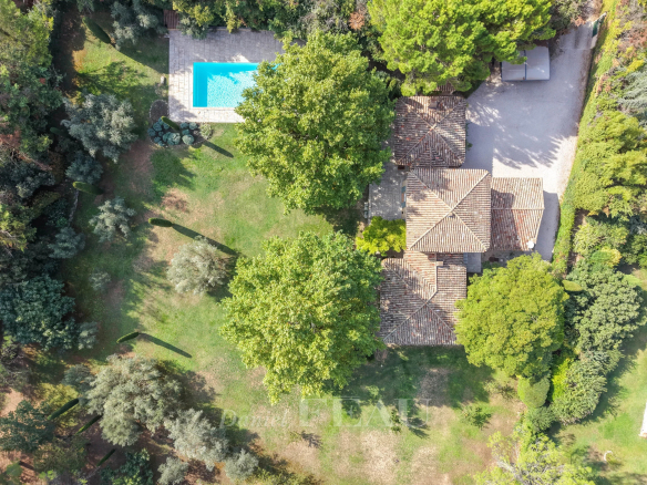 Vue aérienne d'une maison familiale avec piscine et parc paysager à Aix-en-Provence.