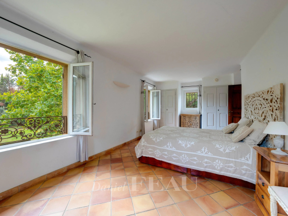 Chambre spacieuse avec vue sur le jardin dans une maison à Aix-en-Provence.