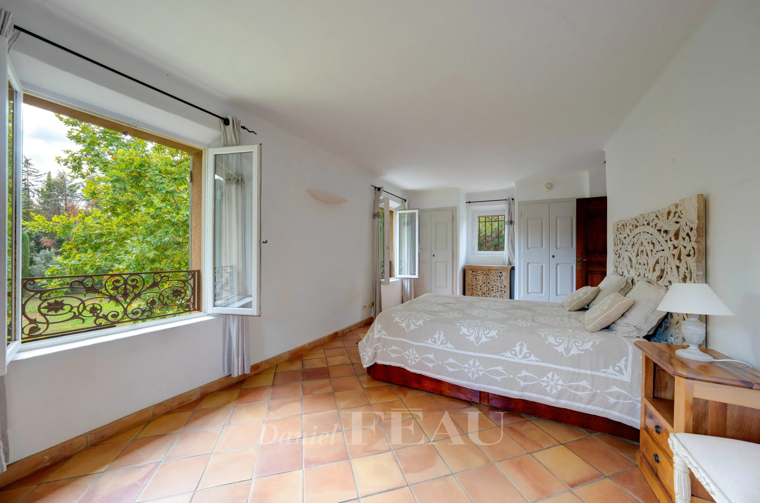 Chambre spacieuse avec vue sur le jardin dans une maison à Aix-en-Provence.