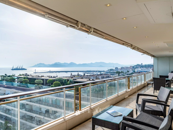 Cannes – Exceptional apartment “Le Mondrian”