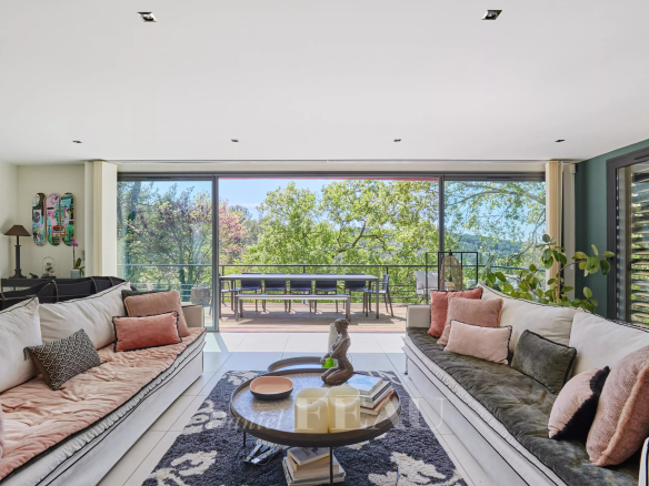Aix-en-Provence-Contemporary house in the middle of nature