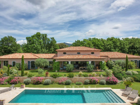 Aups – Maison contemporaine de plain-pied au calme absolu