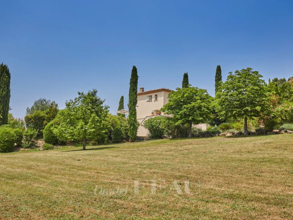 15 km from Aix en Provence - Family property in the countryside