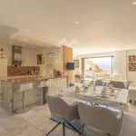 MAISON DE VILLAGE INDIVIDUELLE AVEC GARAGE ET VUE PANORAMIQUE SUR LE LUBERON