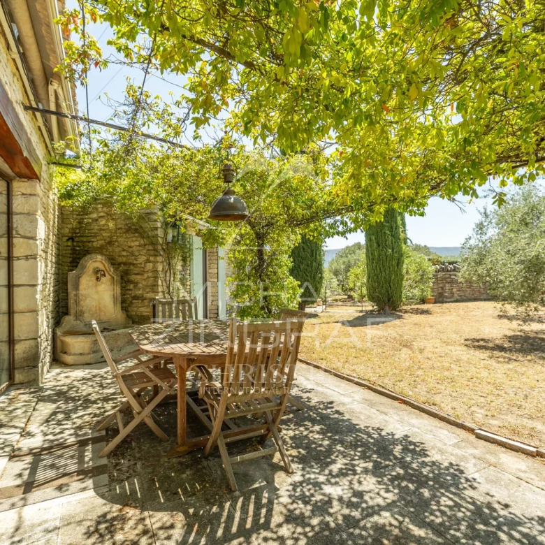 Charming single-storey villa with swimming pool