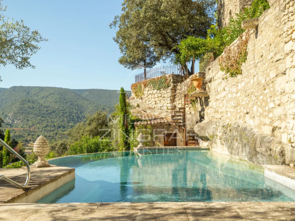 Ménerbes – Unique troglodyte property in the heart of the Luberon