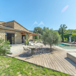 Entre tradition et contemporain, superbe maison en pierre de plain-pied avec piscine et vue sur le Luberon. Vendue entièrement meublée.