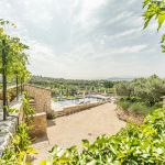 Vue exceptionnelle à 10 mn à pieds du centre village ! Mas avec piscine entre Luberon et Monts de Vaucluse