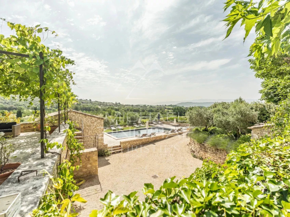 Exceptional view, 10 minutes&#39; walk from the village center! Farmhouse with swimming pool between the Luberon and Monts de Vaucluse