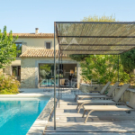 Vue panoramique, élégance provençale et confort contemporain avec piscine