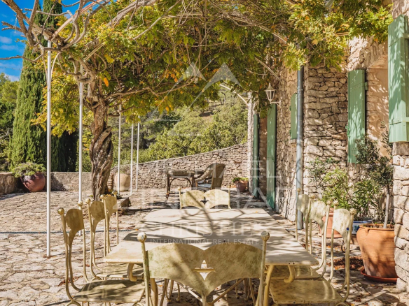 Superbe propriété avec vue imprenable sur le Luberon