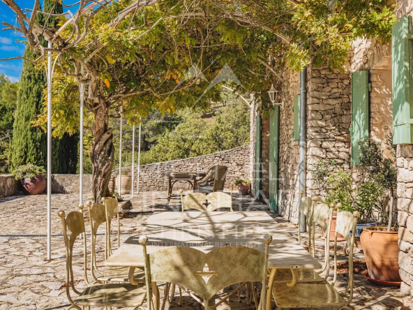 Superbe propriété avec vue imprenable sur le Luberon
