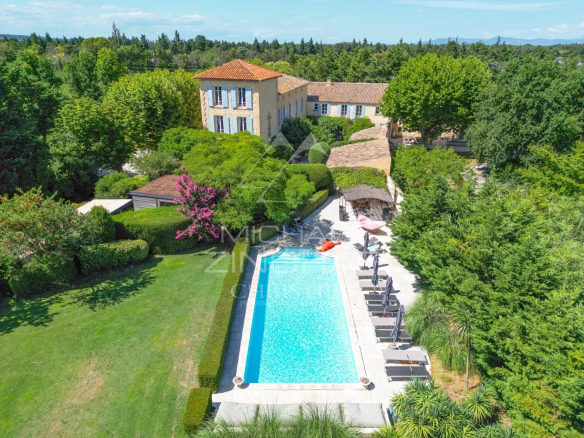 Exceptional estate with swimming pool at the gates of L&#39;Isle-sur-la-Sorgue