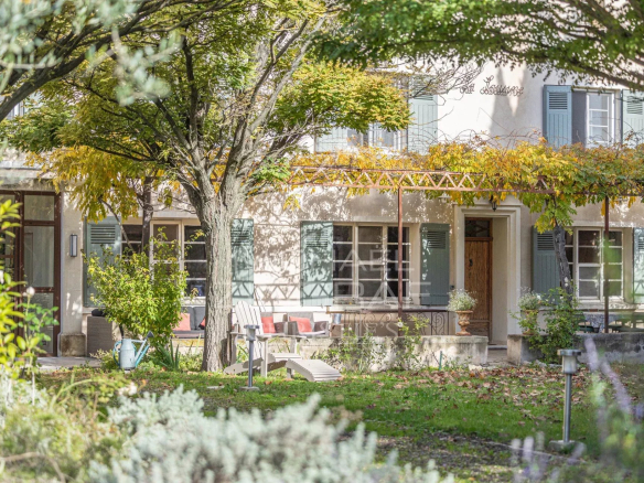 Exclusive – 19th century farmhouse 15 minutes walk from the town centre with gîtes, large garage and swimming pool