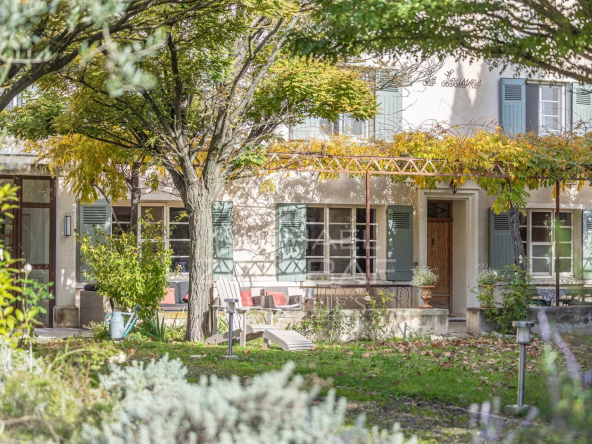 Exclusivité – Mas XIXème à 15 minutes à pied du centre-ville avec gîtes, grand garage et piscine