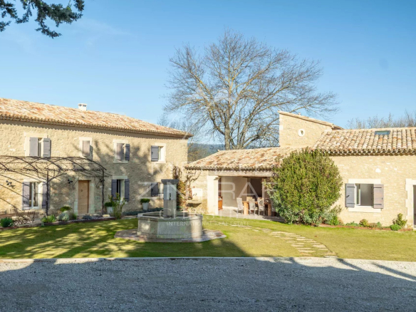 Exceptional farmhouse, fully renovated, on a 2.6 ha plot with swimming pool.