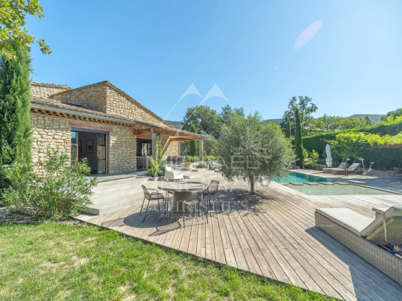 Entre tradition et contemporain, superbe maison en pierre de plain-pied avec piscine et vue sur le Luberon. Vendue entièrement meublée.