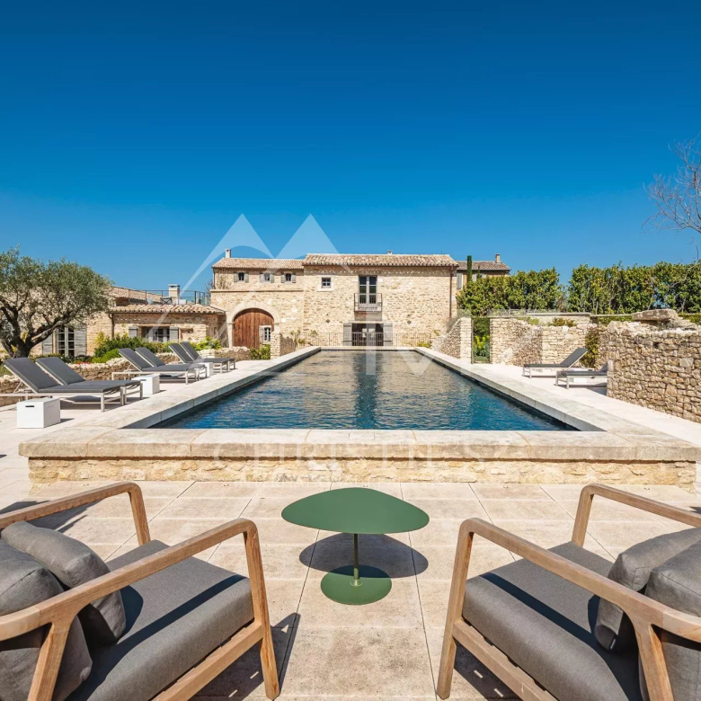Panoramic views, Provençal elegance and contemporary comfort with swimming pool