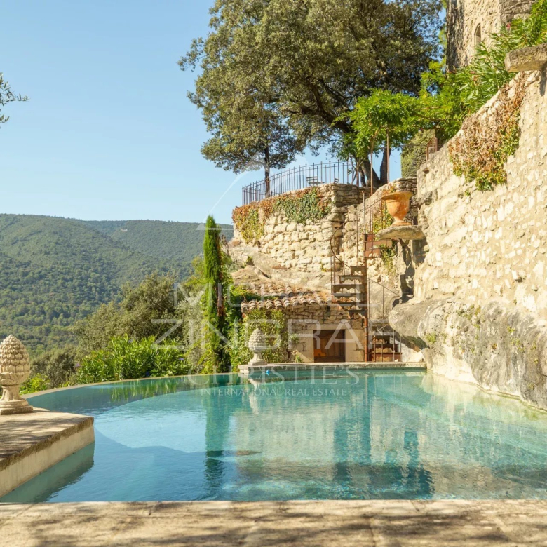 Beautiful property on 2.5 hectares with panoramic views and a swimming pool