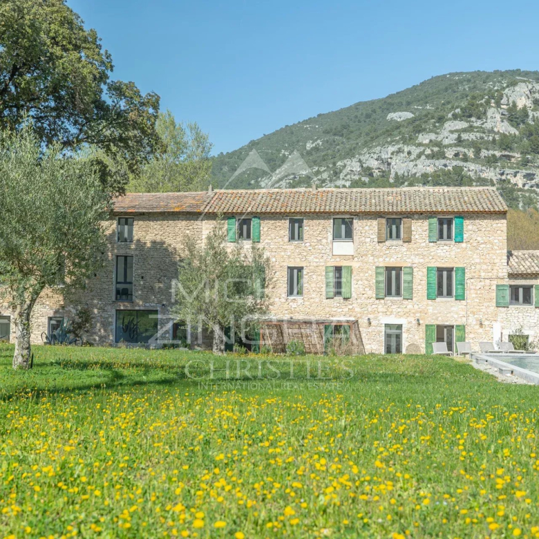 Belle demeure sur 2.5 ha avec vue panoramique et piscine