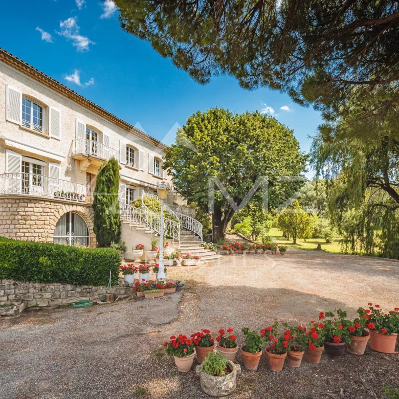 Commercial premises with on-site apartment in Ménerbes