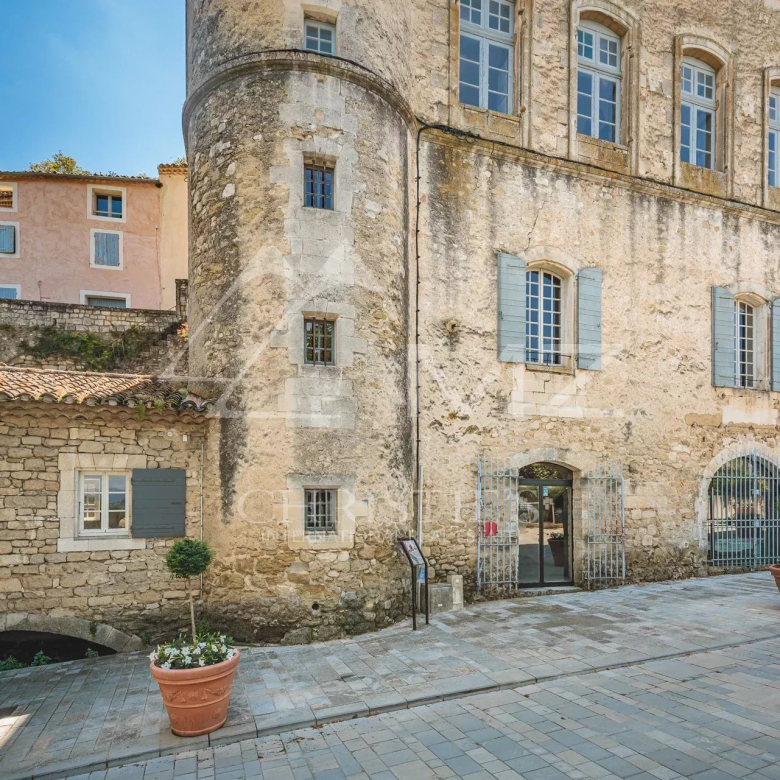 Gordes – Opportunité unique : maison à rénover sur vaste terrain constructible de 3 200 m²
